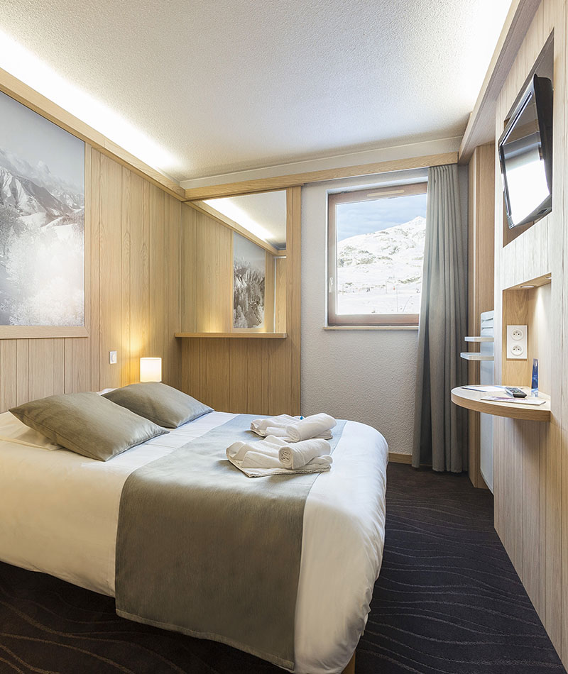 chambre avec vue montagne enneigée - Isère